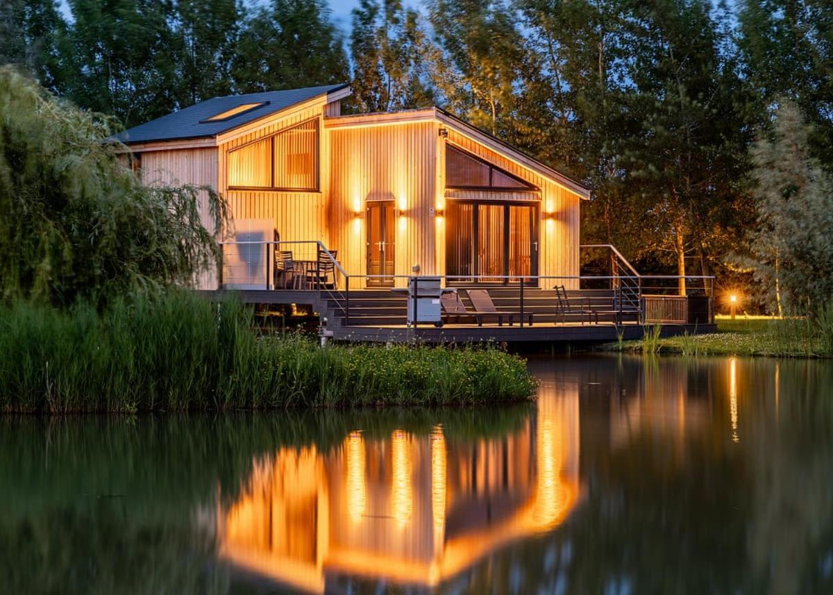 Woad Mill Lakeside Lodges Boston Exterior photo