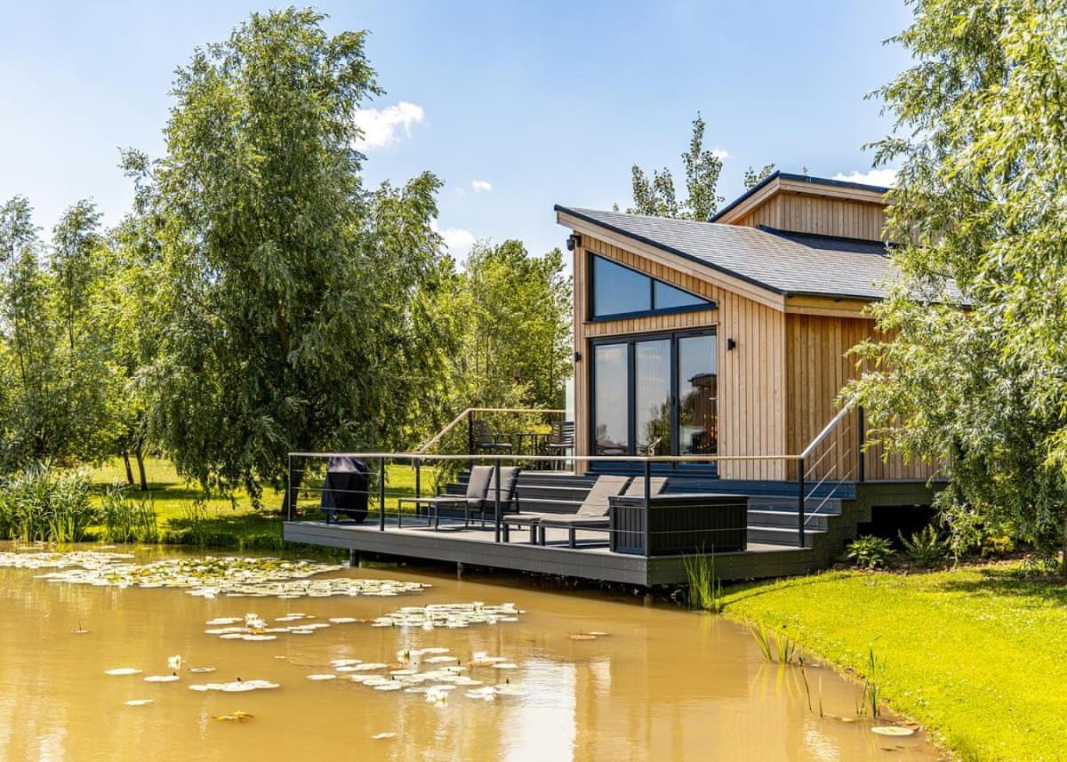 Woad Mill Lakeside Lodges Boston Exterior photo