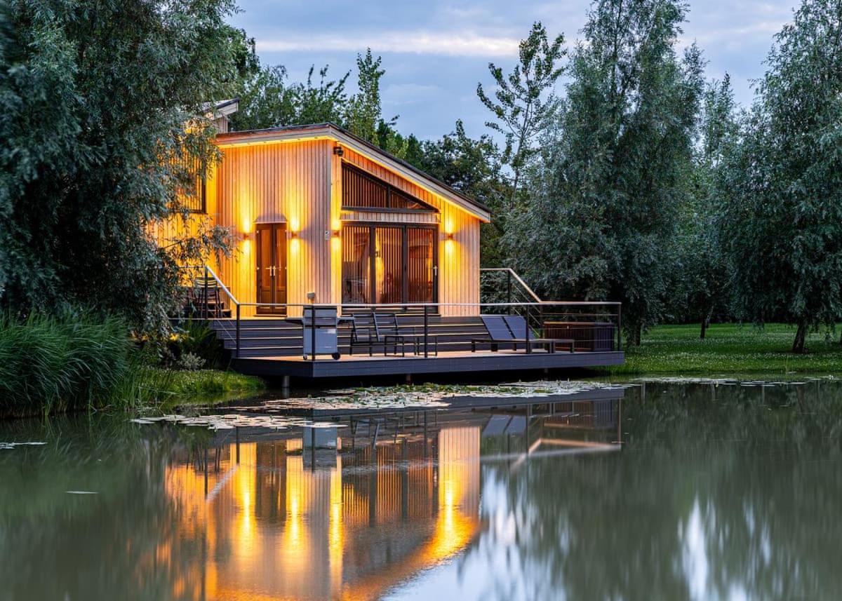 Woad Mill Lakeside Lodges Boston Exterior photo