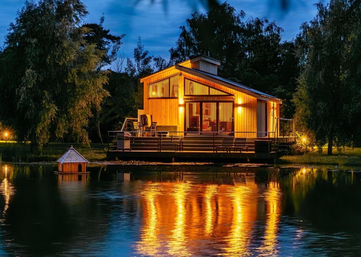 Woad Mill Lakeside Lodges Boston Exterior photo