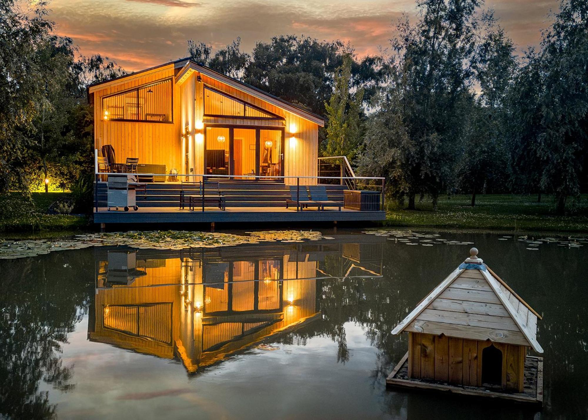 Woad Mill Lakeside Lodges Boston Exterior photo
